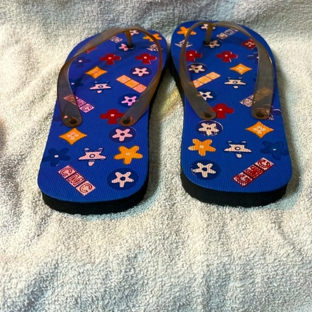 5/$25 - NWOT CMC flip flops in little kids size 9 1/2